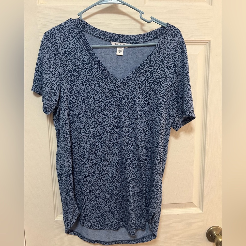 Athleta Blue Animal print V‑Neck Short Sleeve Tee